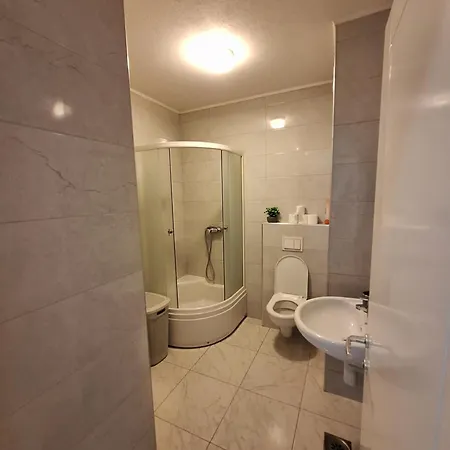 Sarah - Autobuska Stanica Daire