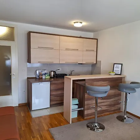 Sarah - Autobuska Stanica