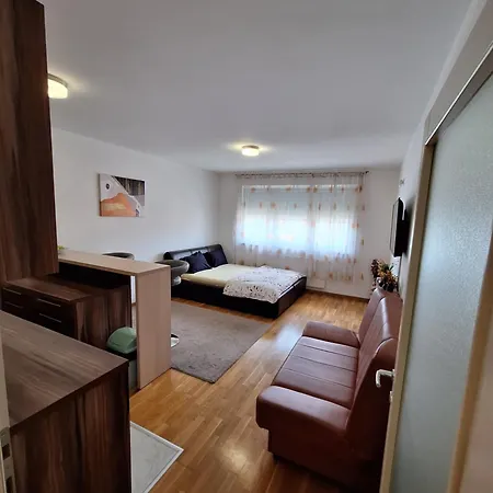 Sarah - Autobuska Stanica *